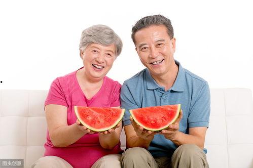 老人吃瓜太多,揭秘老人过量吃瓜的喜与忧